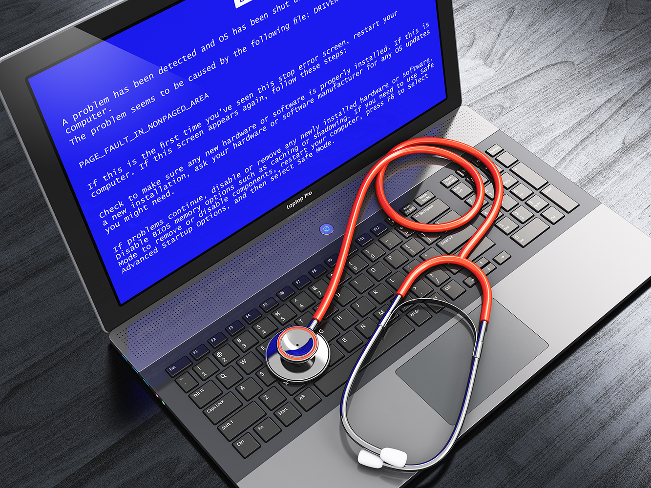 Técnico reparando computadora en Puebla